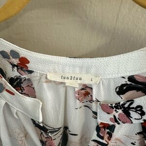 White floral blouse. V-neck. Fun2fun Walden Spilt Neck.